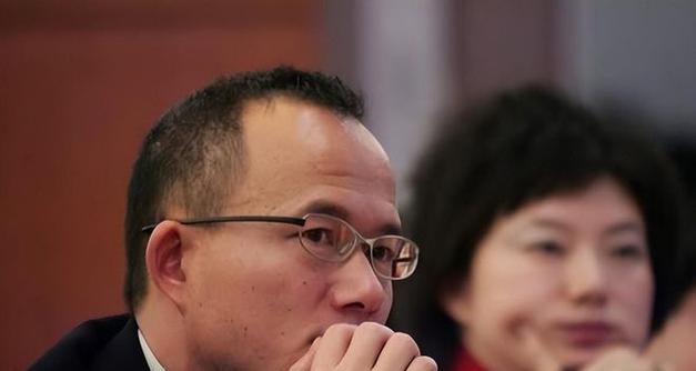 马云卸任董事长的背后原因（探析阿里巴巴转型与马云个人发展）